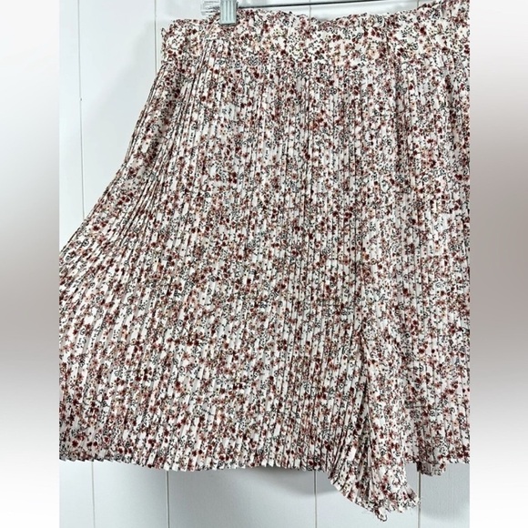 LOFT High Rise Flowy Pleated Floral Shorts | XL - Picture 3 of 6